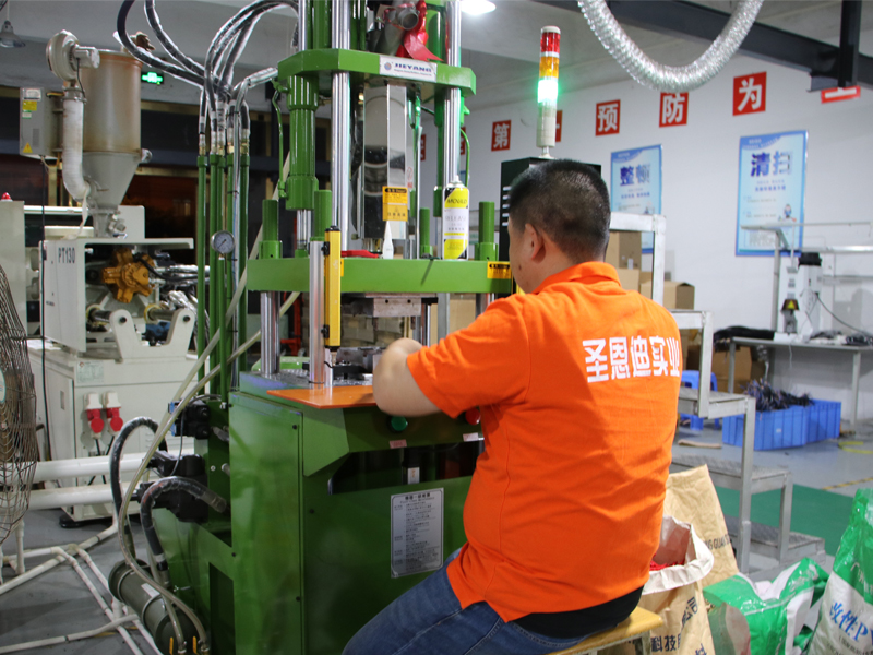 注塑機(jī)1.jpg 注塑機(jī)1.jpg