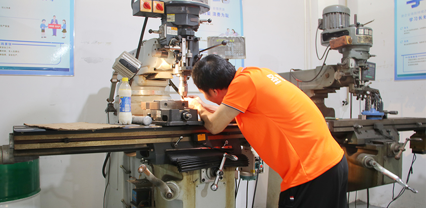 模具開發1.jpg 模具開發1.jpg